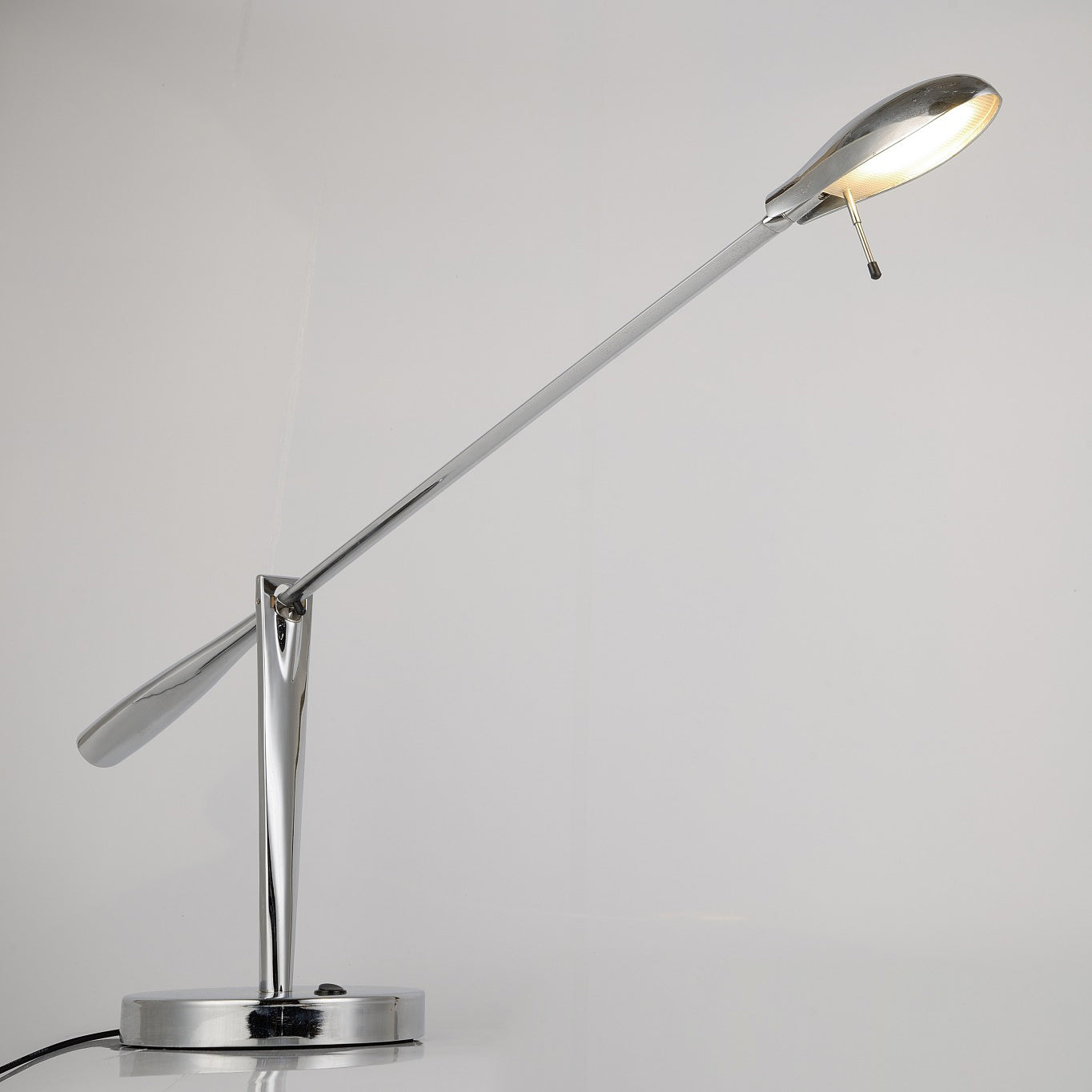 Modern Minimalist Long Arm Iron Metal LED Table Lamp For Bedroom