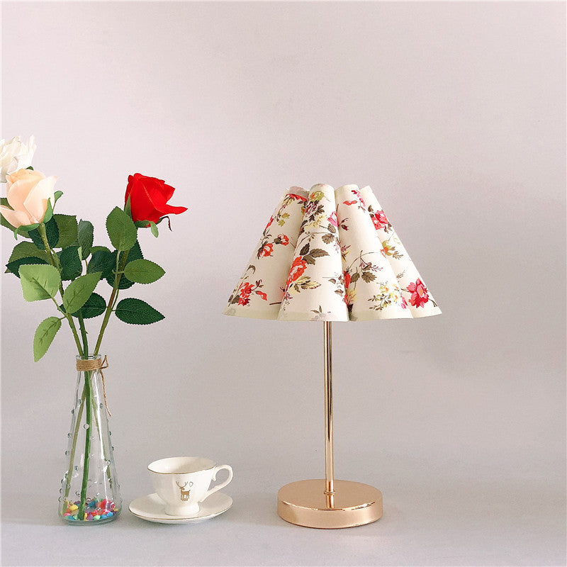 Traditional European Printed Fabric Petal Shade 1-Light Table Lamp For Bedroom