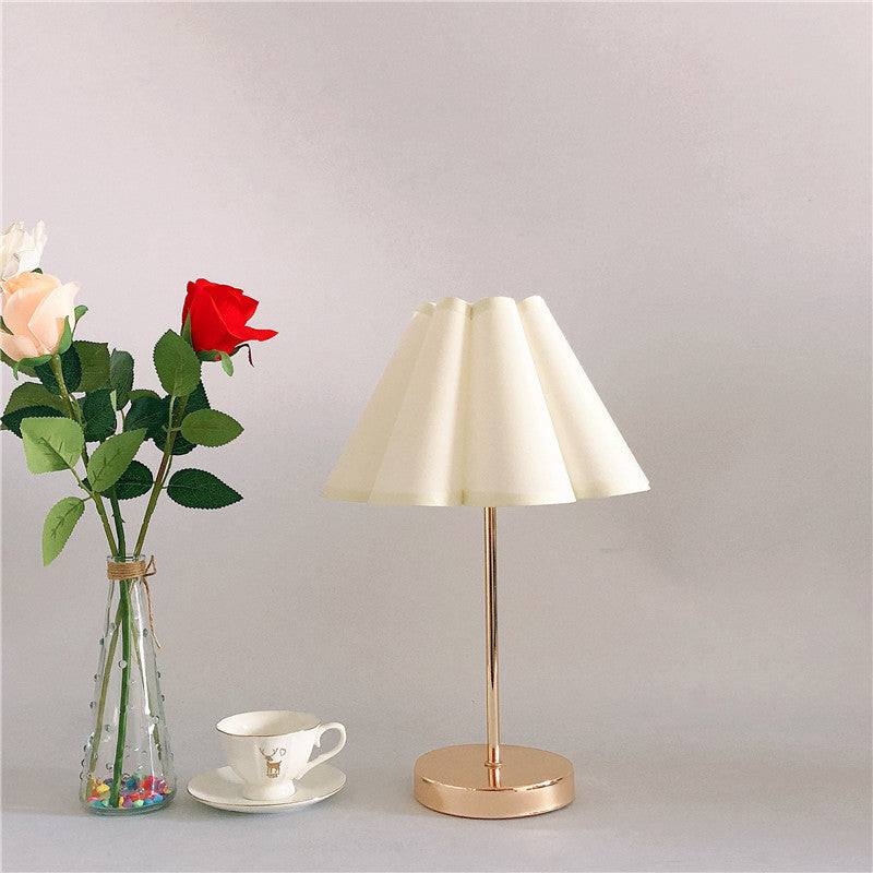 Traditional European Printed Fabric Petal Shade 1-Light Table Lamp For Bedroom