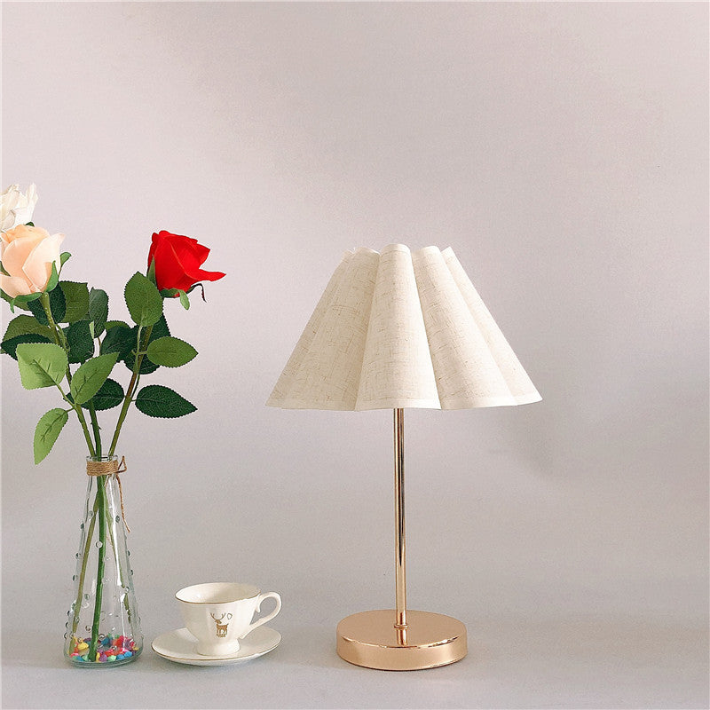 Traditional European Printed Fabric Petal Shade 1-Light Table Lamp For Bedroom