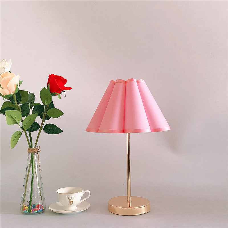 Traditional European Printed Fabric Petal Shade 1-Light Table Lamp For Bedroom